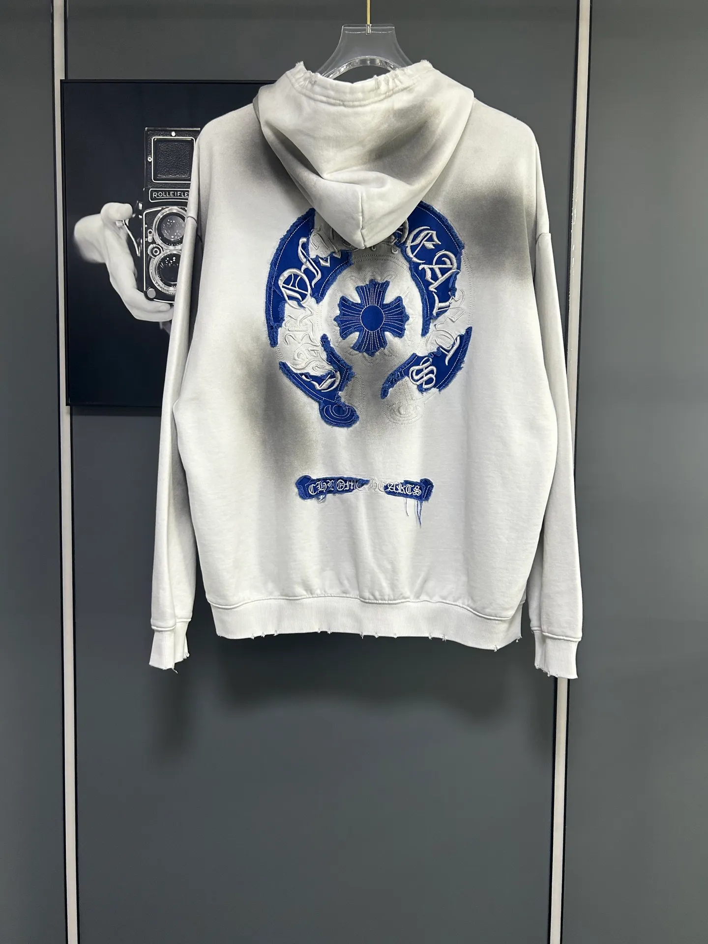P310 𝗖𝗵𝗿𝗼𝗺𝗲 𝗛𝗲𝗮𝗿𝘁𝘀/Cro Heart 2025 Cross Patch Embroidery Summer New Original Single Counter American Acid Washed Distressed Laser Burnt Patch Embroidery Couple Casual Hooded Sweatshirt 👑The highest version! Customized fabric 440g tripe terry fabric! American acid-washed and distressed original fabric laser burnt ✟appliqué embroidery and exquisite embroidery of letters! The best-selling model at the counter. It is very comfortable to wear. It is low-key yet luxurious. It is very classy when worn. The large size and tailoring are needless to say. The upper body is exquisite and vivid. 👍High-end first-class materials. A truly palace-level product. The cotton from Turkey is of outstanding quality. After heavy washing, the clothes are very soft! Not picky, the upper body is absolutely stylish and extremely luxurious. Auxiliary materials: The original model has been authenticated and labeled ➕100% silk washed with water label. Genuine purchase-grade original hangtag➕matching hanging rope➕3D hanging beads➕original packaging bag. Craftsmanship: The original version has consistent wiring! The highest version of the armhole matching technique! Countless times of pattern making to 100% restore the original appearance! The correct version is the same for men and women, super eye-catching, super good-looking, and super atmospheric! Color: White Black Royal Blue Size, XS S M L